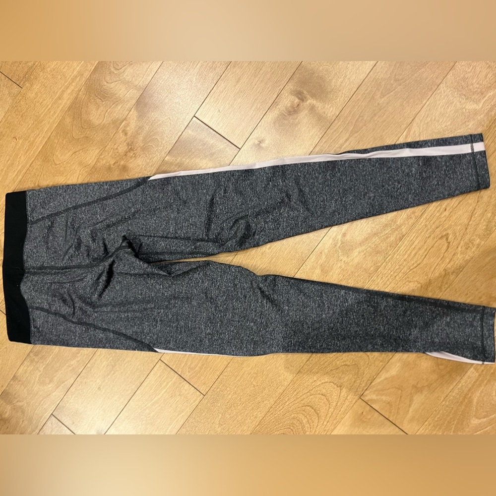 NIKE Pro leggings
Hypercool Grey Activewear size Small